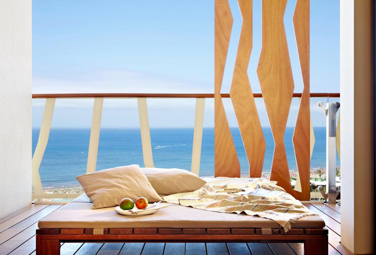 1 cama en un balcón con vistas al océano en Bohemia Suites & Spa - Adults Only, en Playa del Inglés