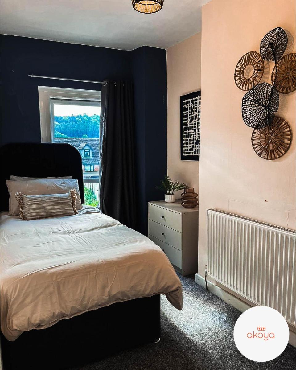 Perfect Booking 3 Bed Home in Abertillery - Housity