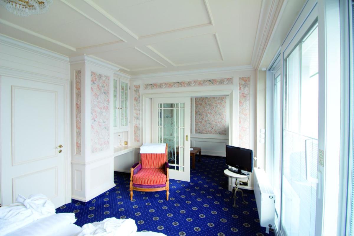 Ein Sitzbereich in der Unterkunft Hotel Strandperle