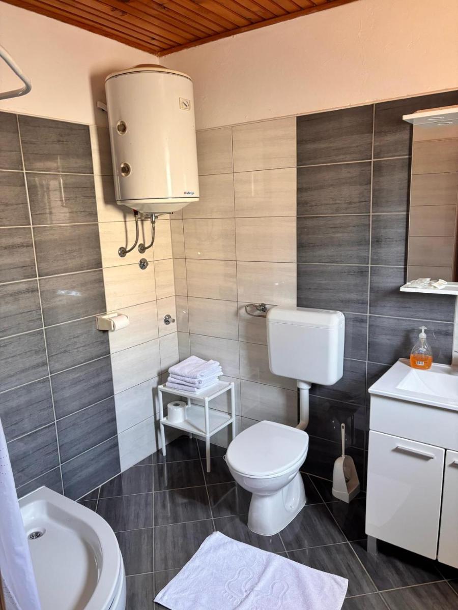 Ruža i Natalija - Housity