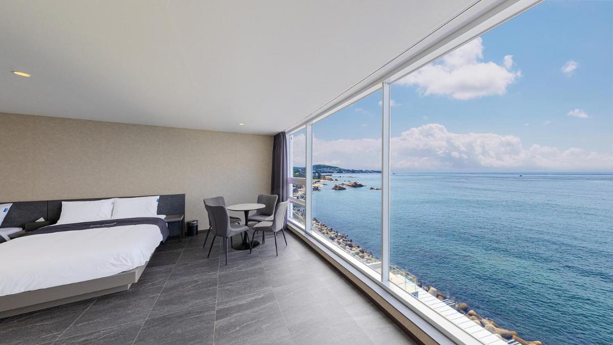 Sharp & Flat Hotel - Housity