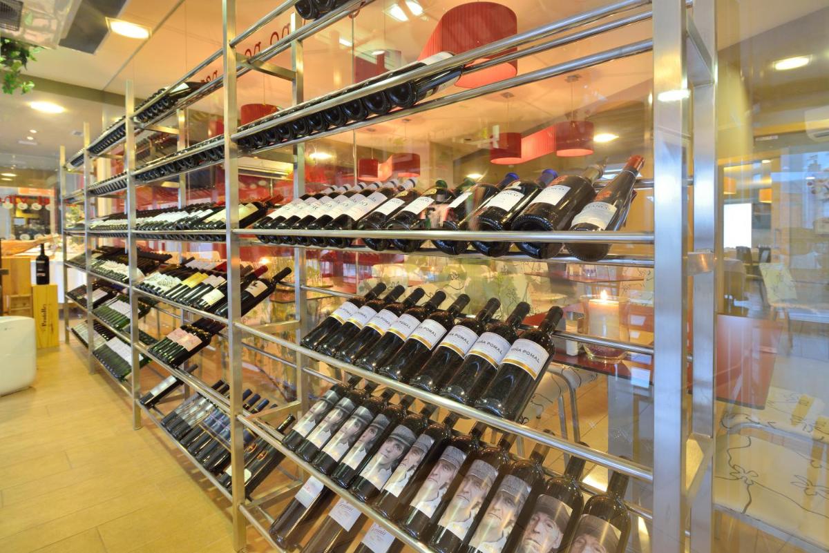 Supermercado u otro tipo de tienda en el hotel o alrededores