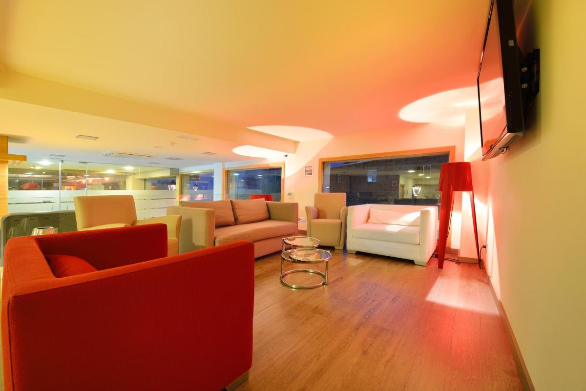 Una sala de estar con sofás y sillas en una habitación. en Hotel Spa Norat O Grove 3* Superior, en O Grove
