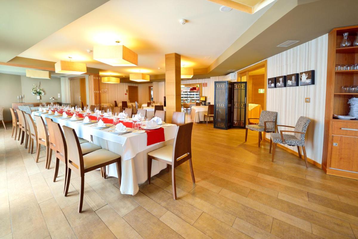 Una cocina o zona de cocina en Hotel Spa Norat O Grove 3* Superior