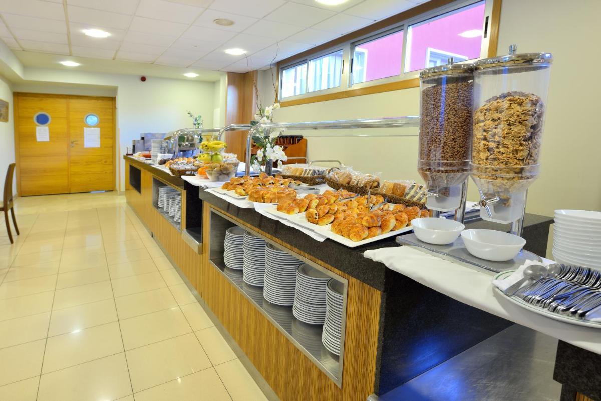 Comida en o cerca de este hotel