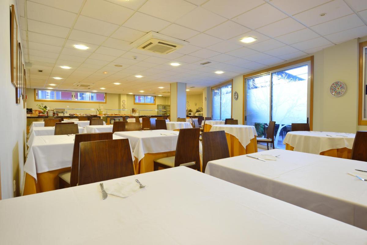Un restaurante o sitio para comer en Hotel Spa Norat O Grove 3* Superior