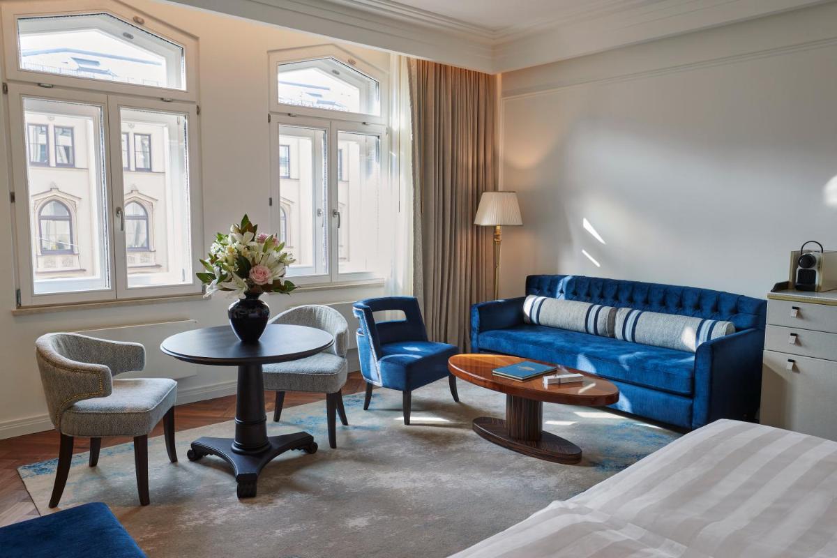 Ein Sitzbereich in der Unterkunft Vier Jahreszeiten Kempinski München