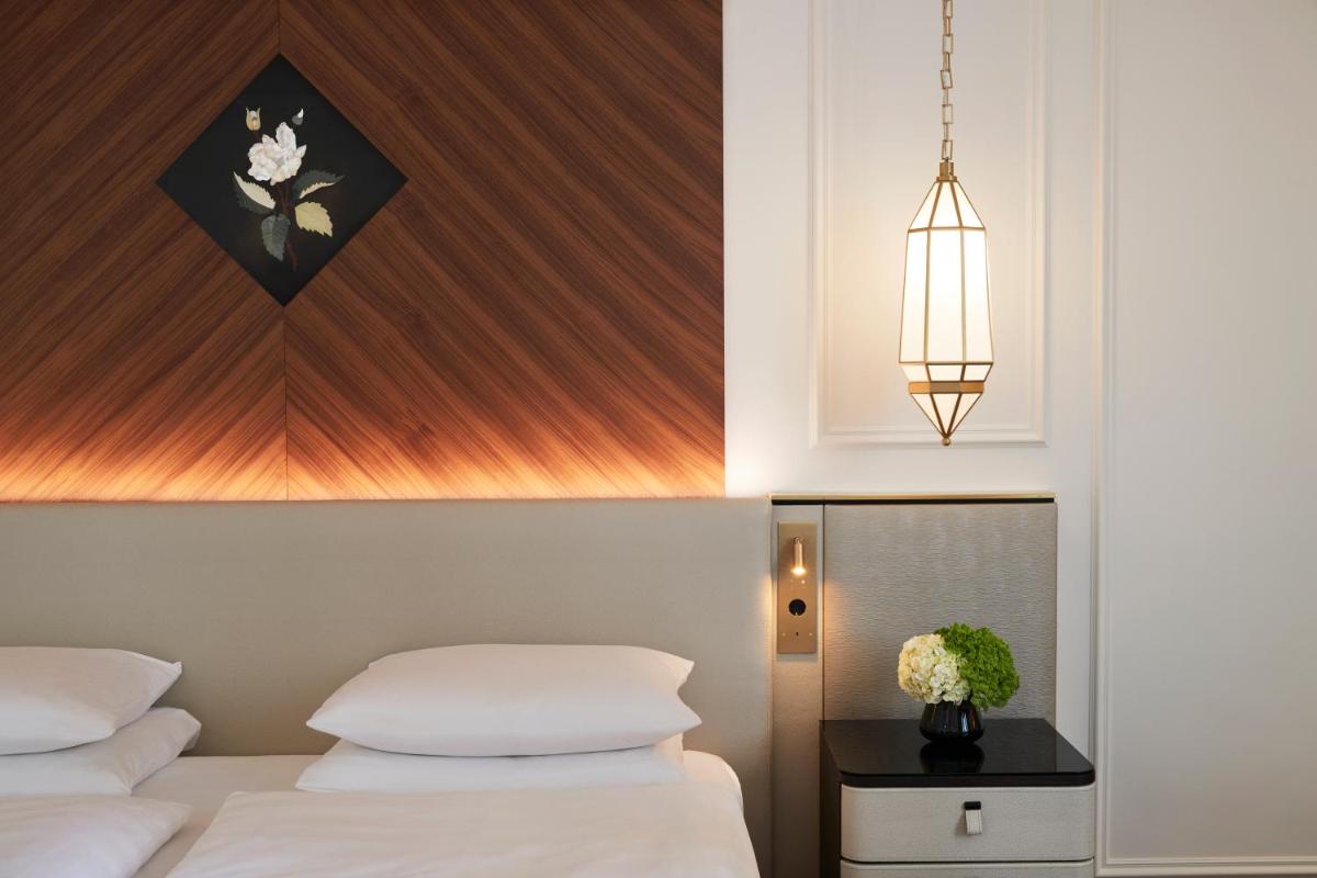 Ein Bett oder Betten in einem Zimmer der Unterkunft Vier Jahreszeiten Kempinski München