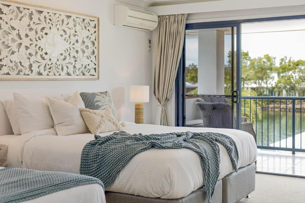 Stunning Waterfront Coastal Retreat, sleeps 13 - Housity