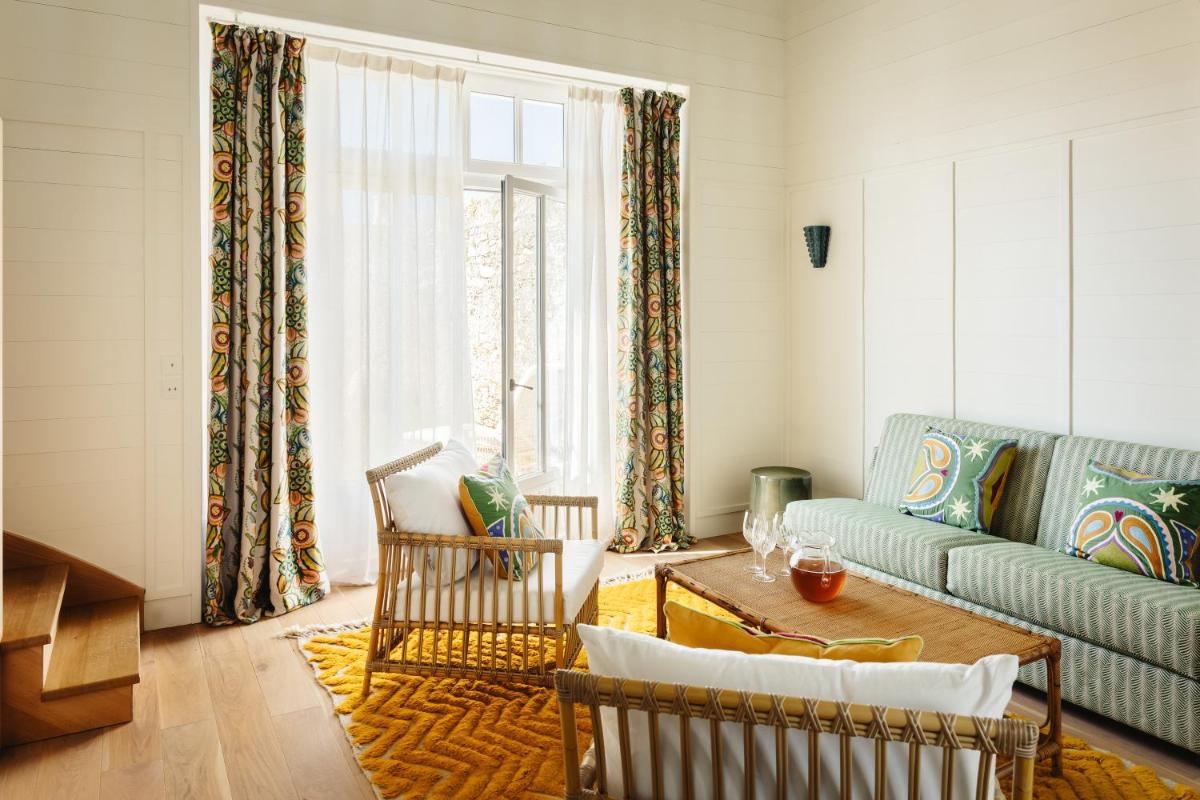 Coin salon dans l'établissement La Mission Hôtel & SPA - l'île d'Yeu
