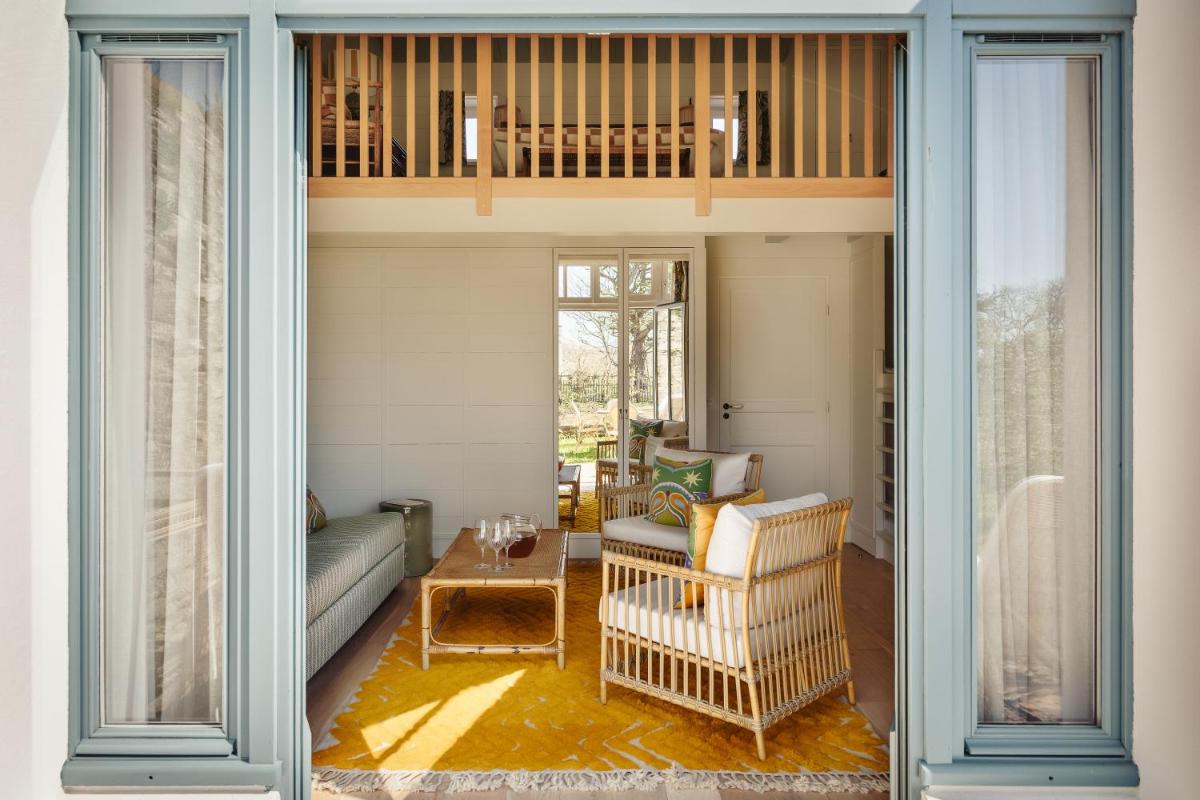 Coin salon dans l'établissement La Mission Hôtel & SPA - l'île d'Yeu