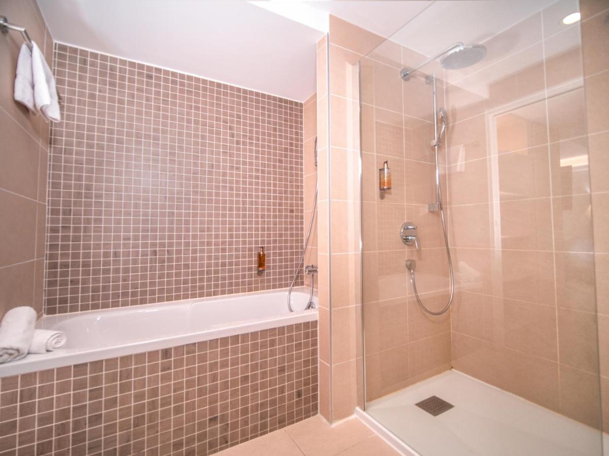 Salle de bains dans l'établissement Hôtel & Spa Vitalparc, The Originals Collection