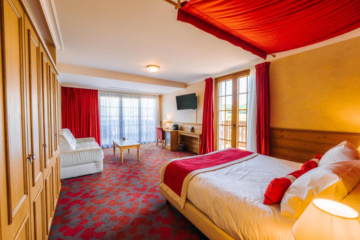 Un ou plusieurs lits dans un hébergement de l'établissement Les Violettes Hotel & Spa