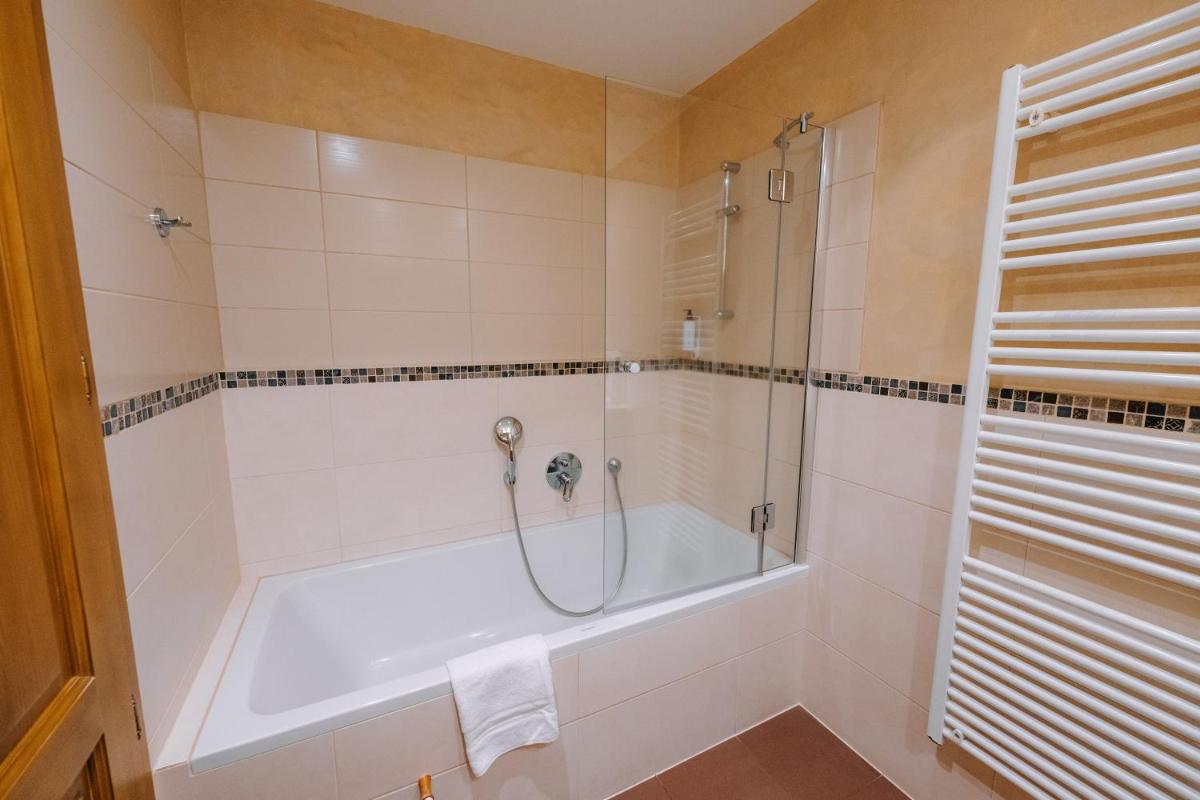 Salle de bains dans l'établissement Les Violettes Hotel & Spa