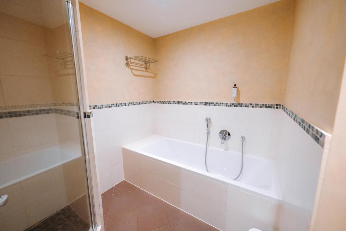 Salle de bains dans l'établissement Les Violettes Hotel & Spa