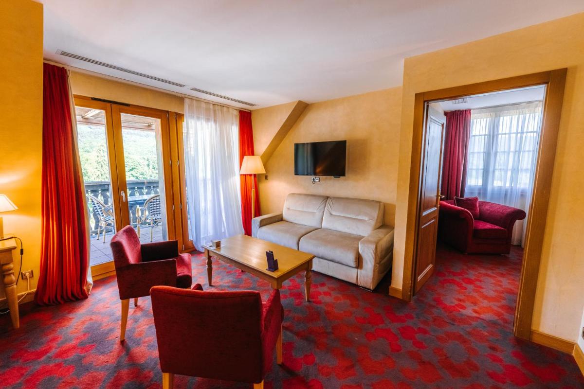 Télévision ou salle de divertissement dans l'établissement Les Violettes Hotel & Spa