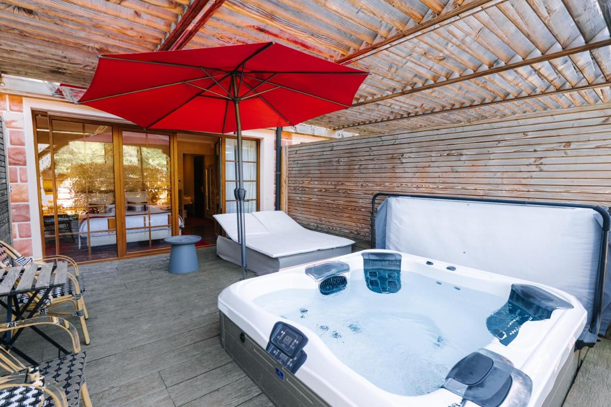 Coin salon dans l'établissement Les Violettes Hotel & Spa