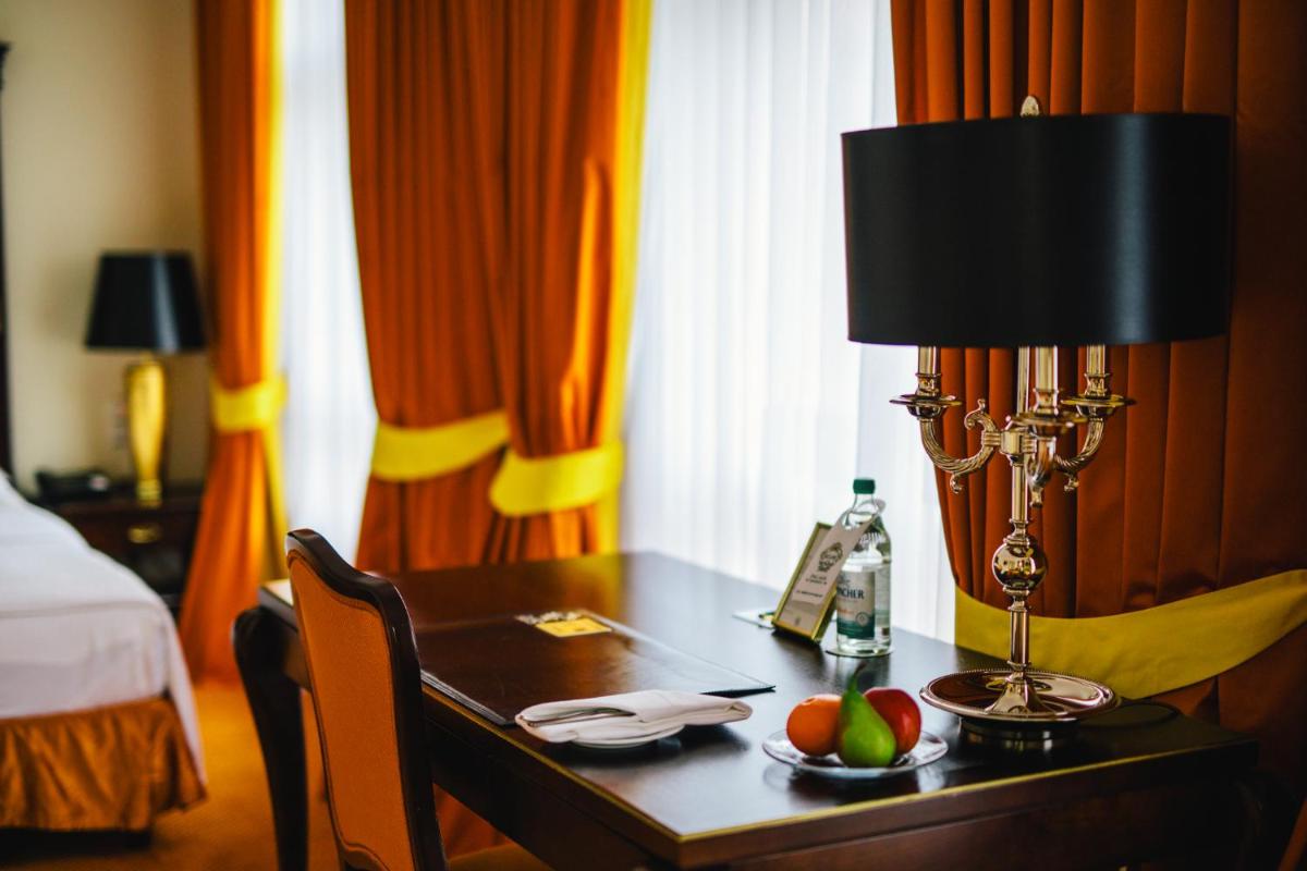 Ein Bett oder Betten in einem Zimmer der Unterkunft Relais & Châteaux Bülow Palais Ein Bett oder Betten in einem Zimmer der Unterkunft Relais & Châteaux Bülow Palais