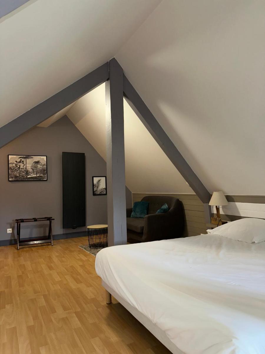 Un ou plusieurs lits dans un hébergement de l'établissement Logis Hôtel Volcan Sancy