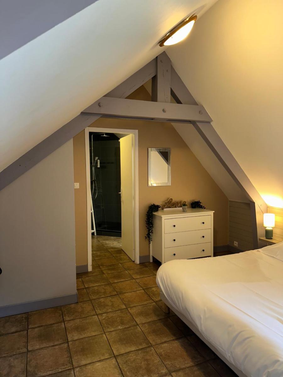 Un ou plusieurs lits dans un hébergement de l'établissement Logis Hôtel Volcan Sancy