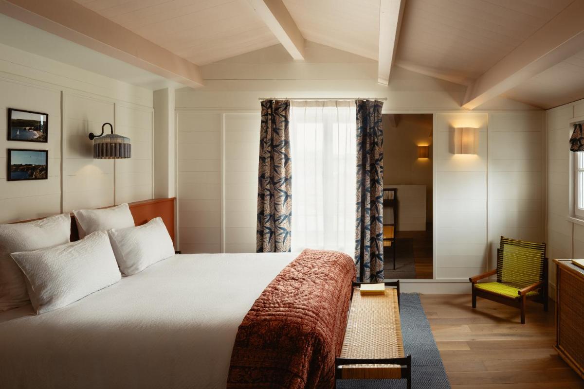 Un ou plusieurs lits dans un hébergement de l'établissement La Mission Hôtel & SPA - l'île d'Yeu