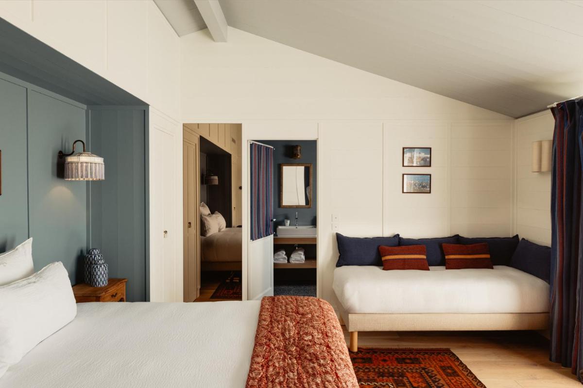 Un ou plusieurs lits dans un hébergement de l'établissement La Mission Hôtel & SPA - l'île d'Yeu