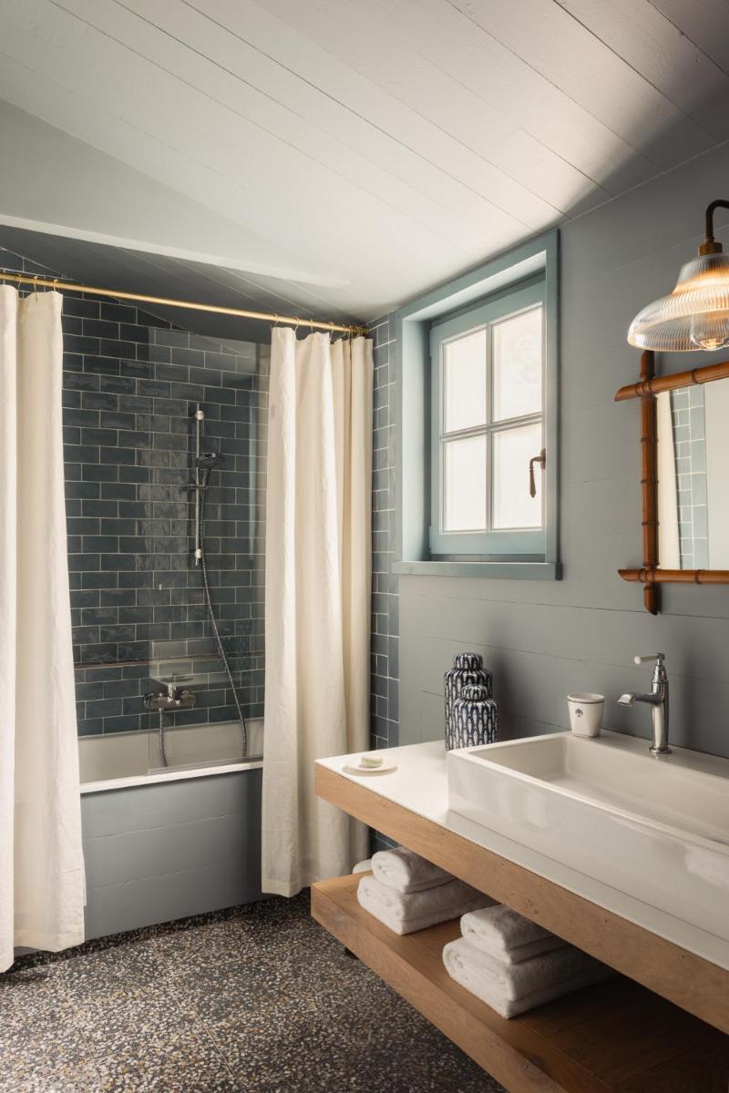 Salle de bains dans l'établissement La Mission Hôtel & SPA - l'île d'Yeu