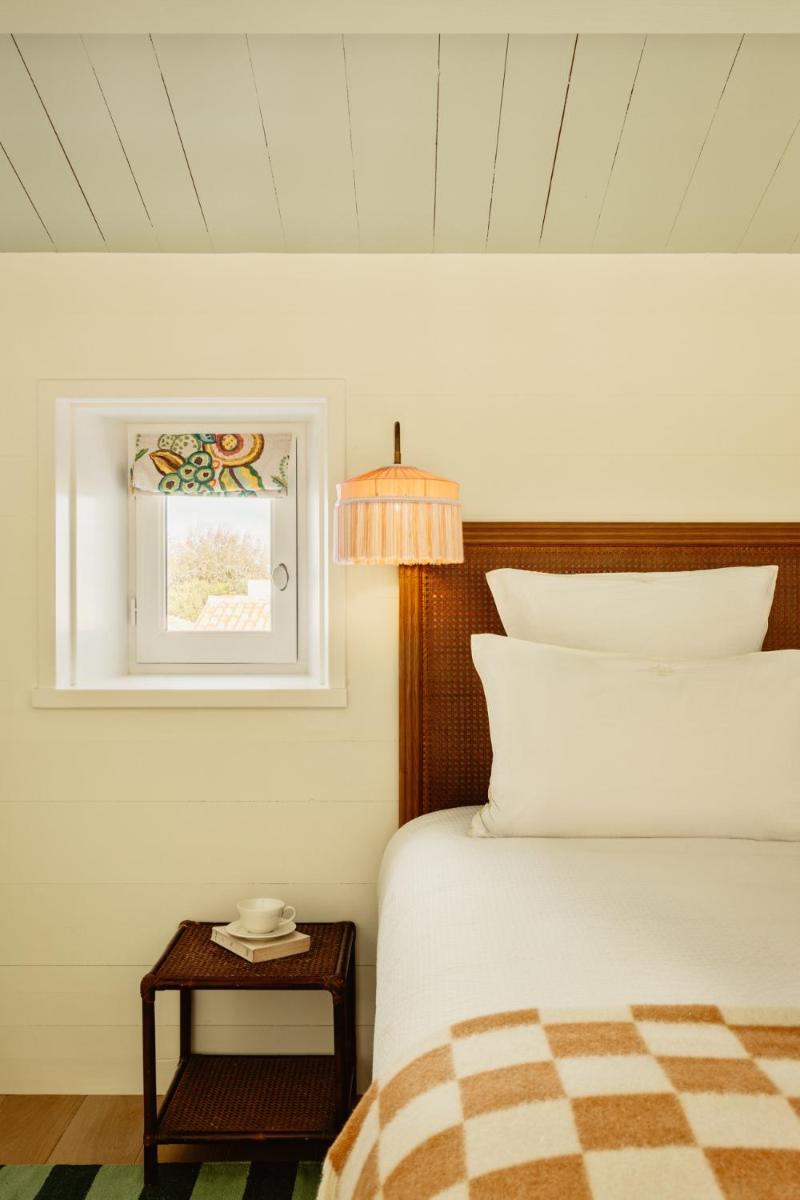 Un ou plusieurs lits dans un hébergement de l'établissement La Mission Hôtel & SPA - l'île d'Yeu
