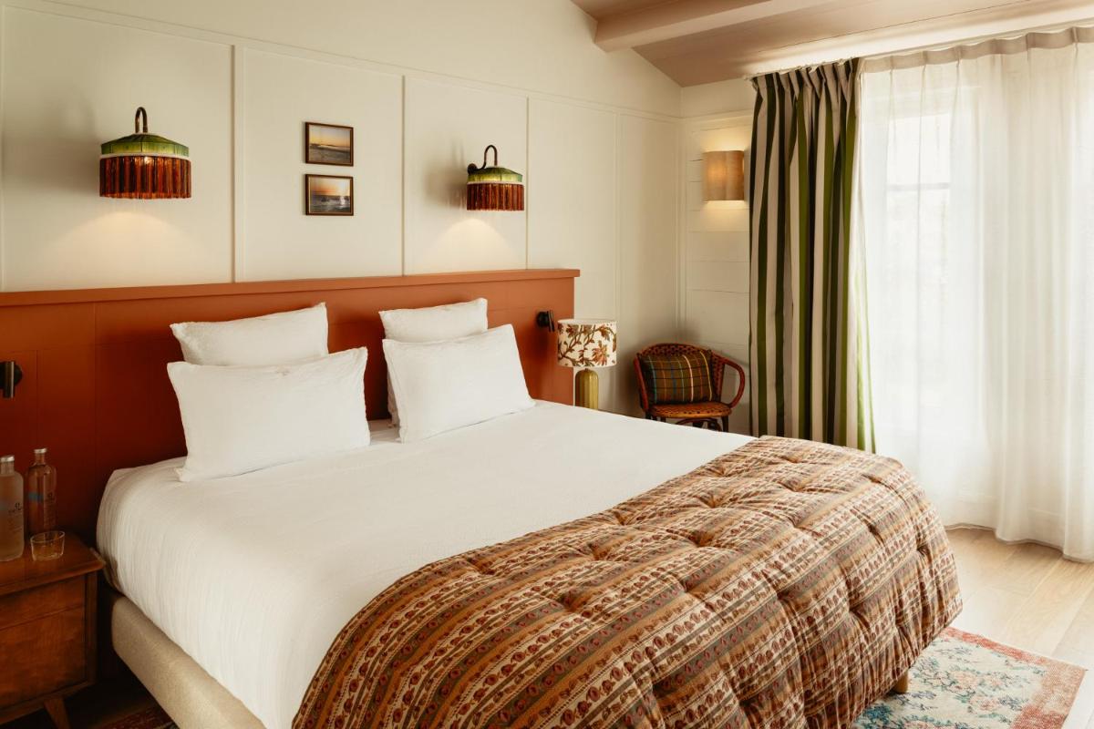 Un ou plusieurs lits dans un hébergement de l'établissement La Mission Hôtel & SPA - l'île d'Yeu