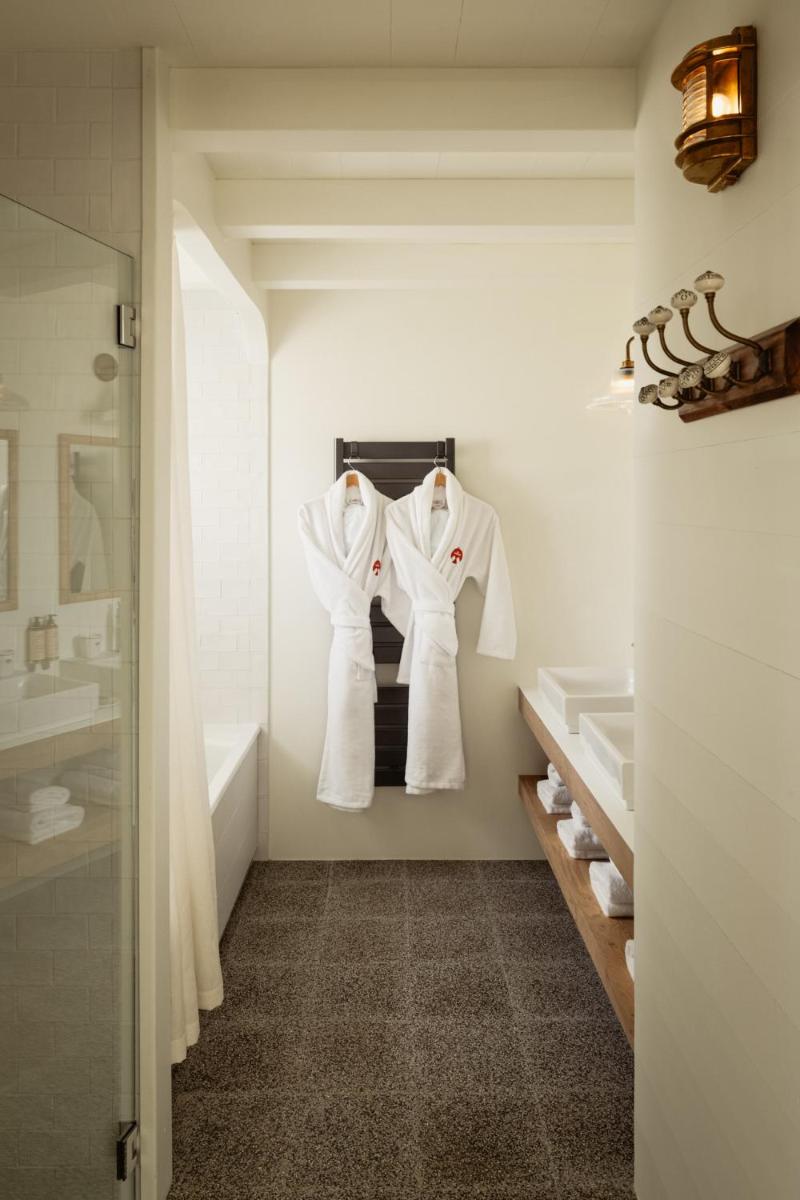 Un ou plusieurs lits dans un hébergement de l'établissement La Mission Hôtel & SPA - l'île d'Yeu