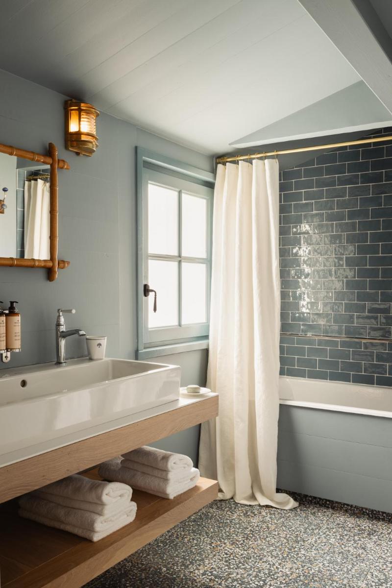 Salle de bains dans l'établissement La Mission Hôtel & SPA - l'île d'Yeu