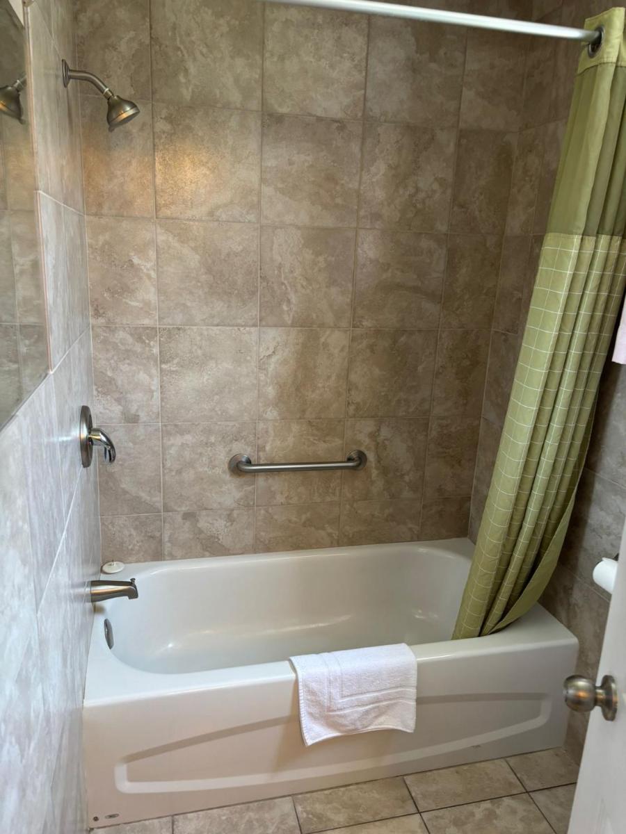 Seven Oakes Motel - Housity