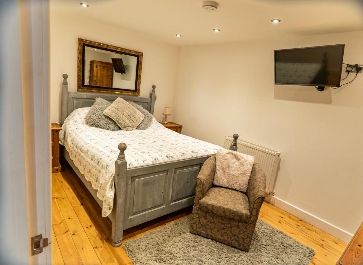 Pine cottage with private hot tub - Housity