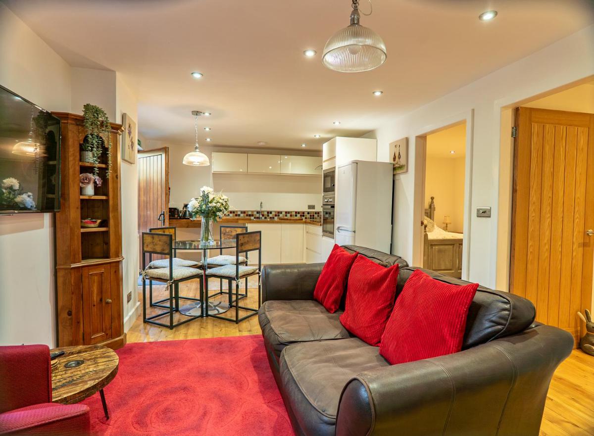 Pine cottage with private hot tub - Housity