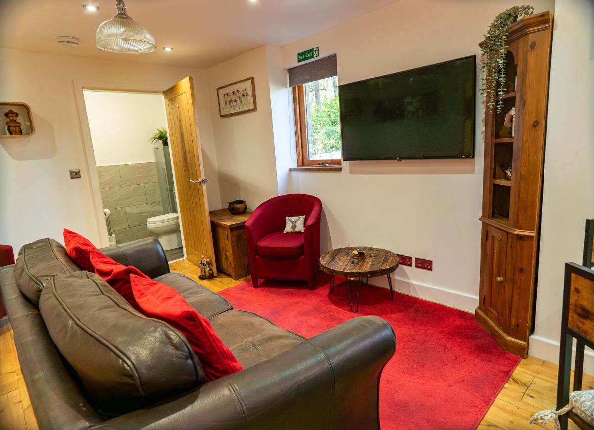 Pine cottage with private hot tub - Housity