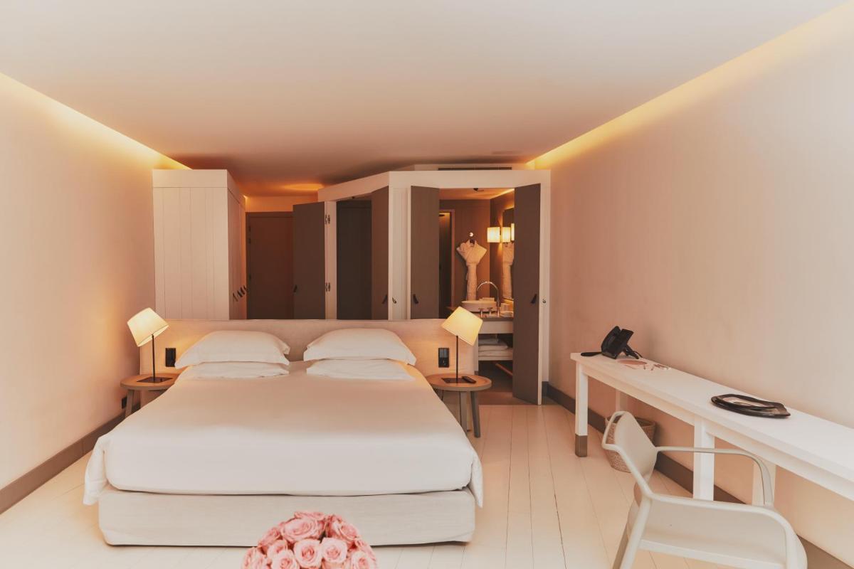 une chambre avec deux lits, un bureau et un miroir dans l'établissement Hôtel Plage Palace & Spa, à Palavas-les-Flots