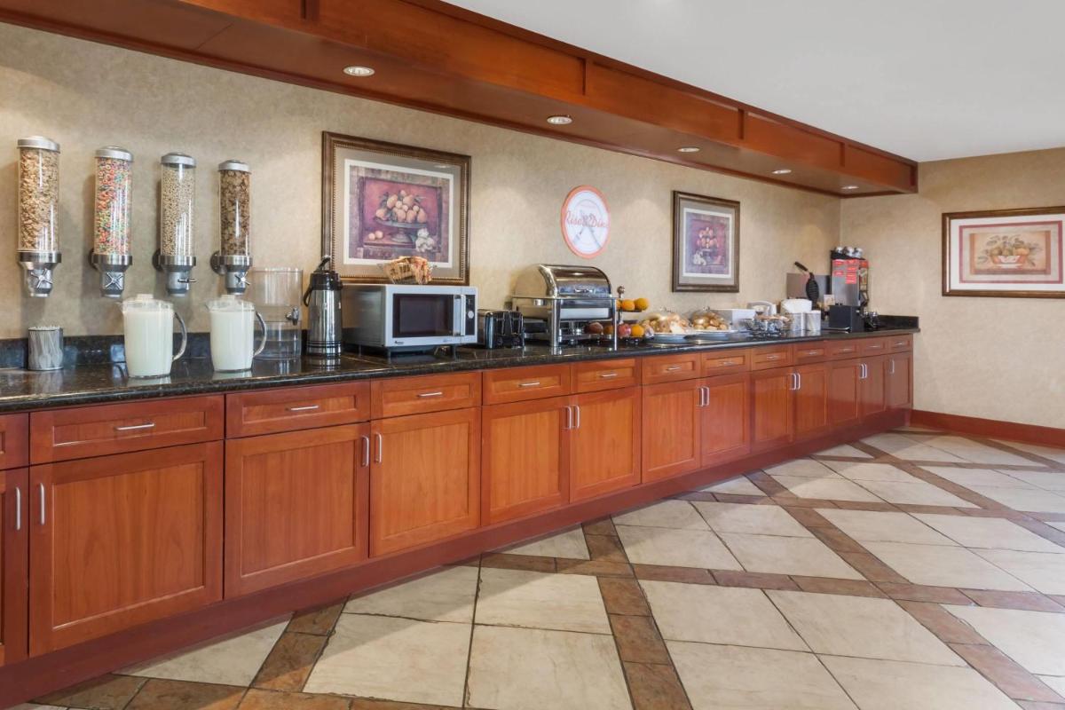 Howard Johnson by Wyndham Evansville East - Housity