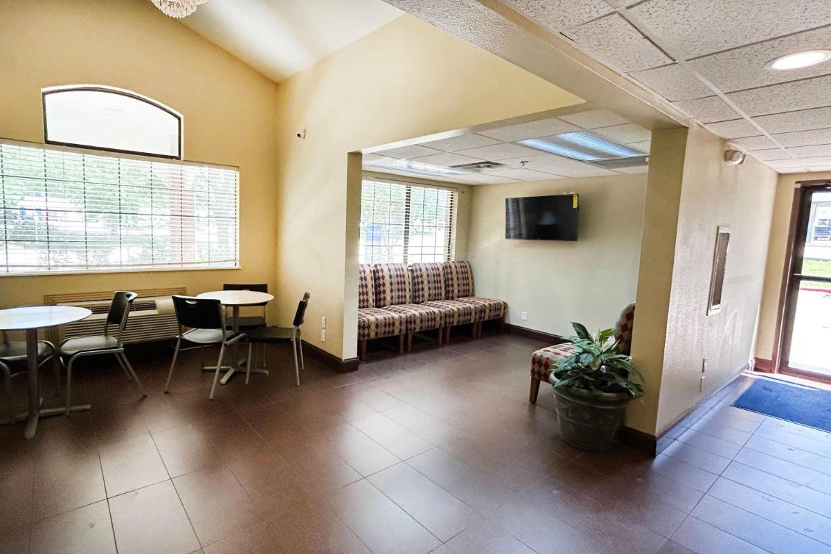 Travelodge by Wyndham Arlington/Dallas Area - Housity