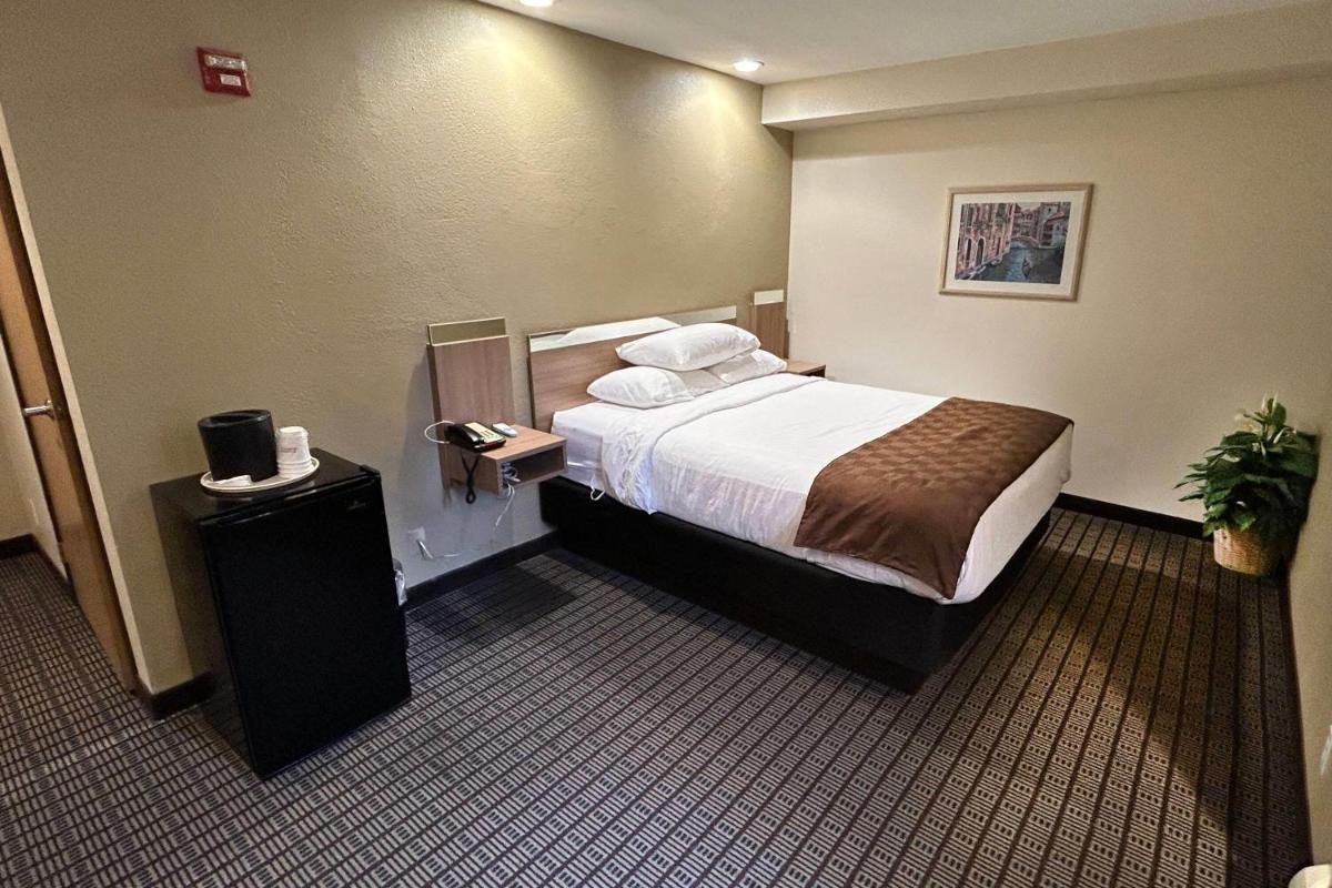 Travelodge by Wyndham Arlington/Dallas Area - Housity