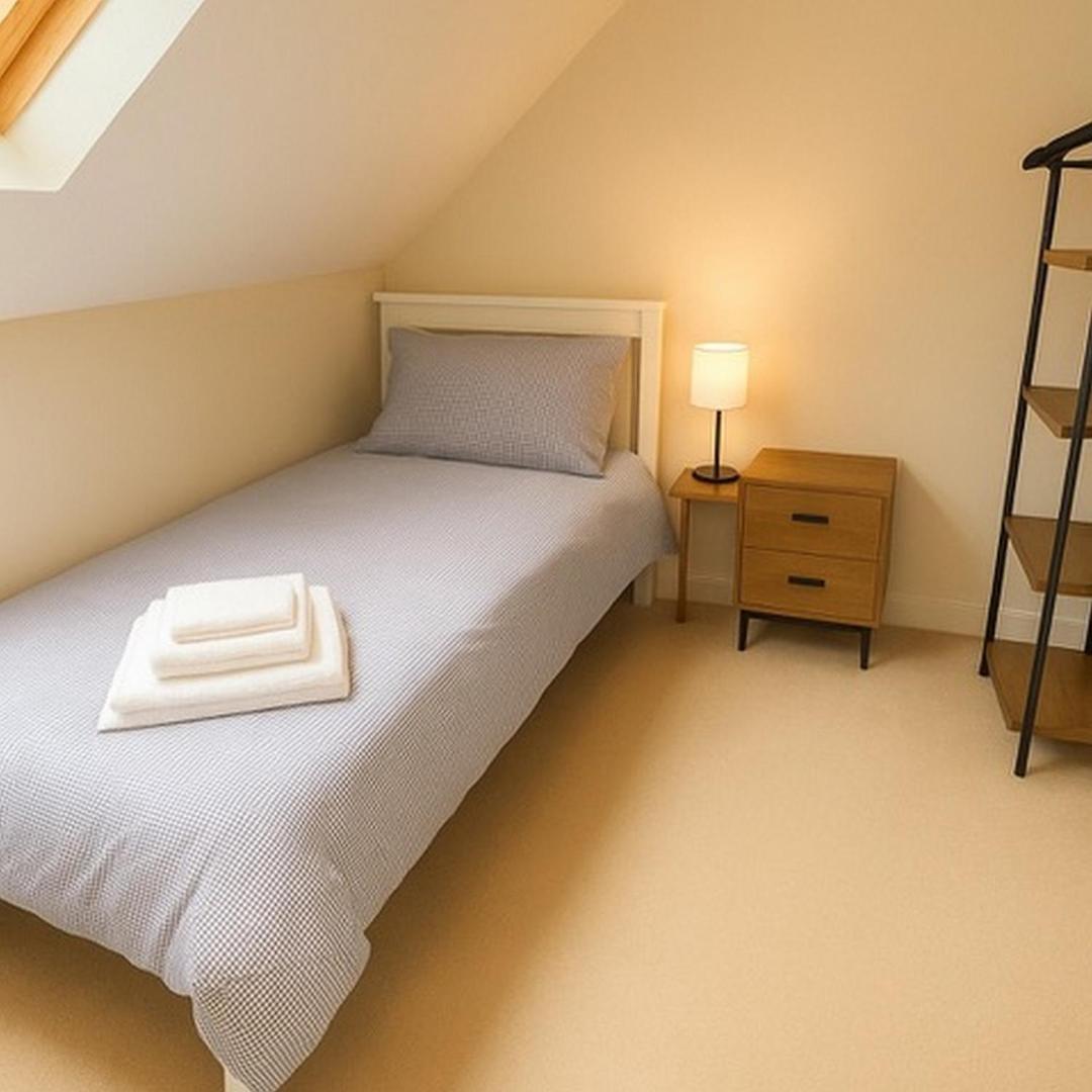 Elegant 2BD Townhouse in Thirsk: Cozy & Stylish - Housity