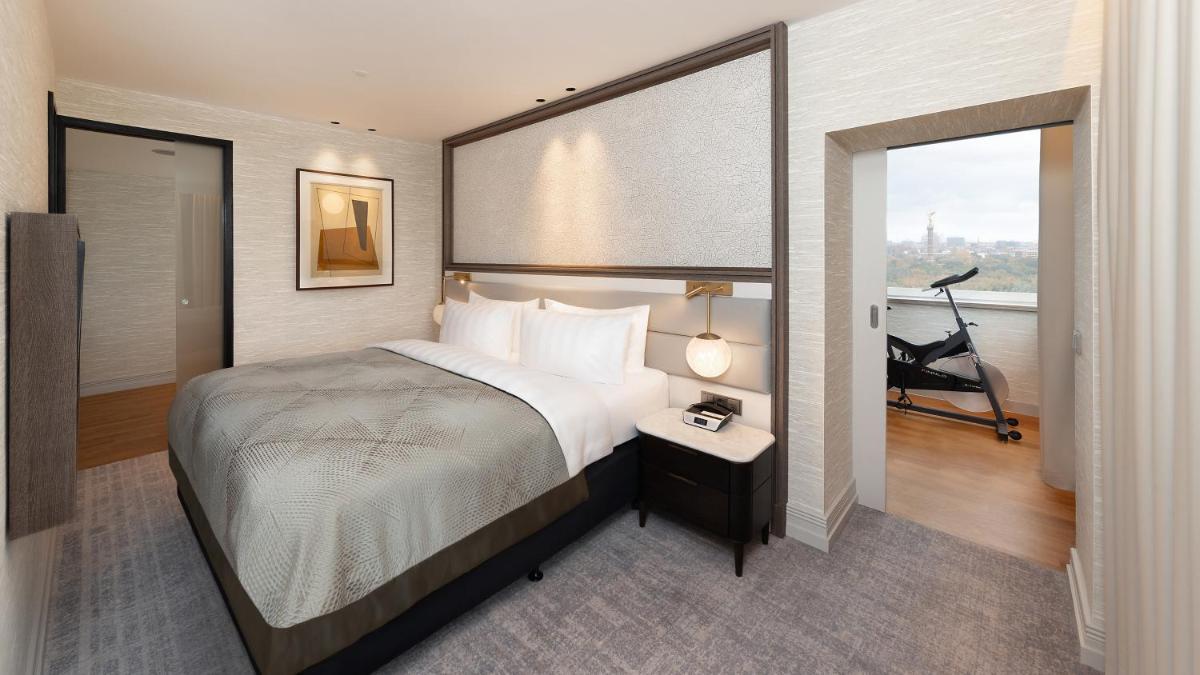 Ein Bett oder Betten in einem Zimmer der Unterkunft InterContinental Berlin by IHG