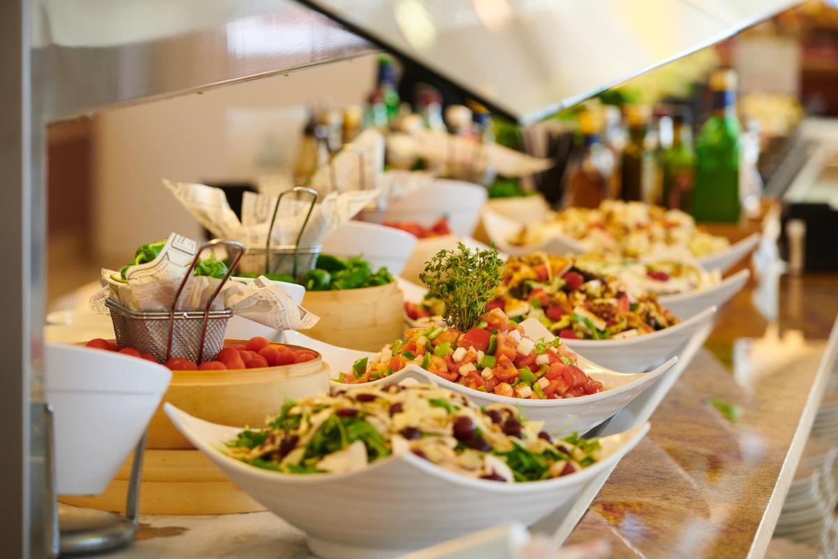 Comida en o cerca de este hotel
