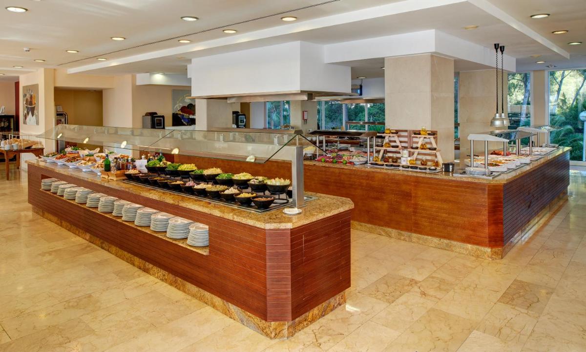 Comida en o cerca de este hotel