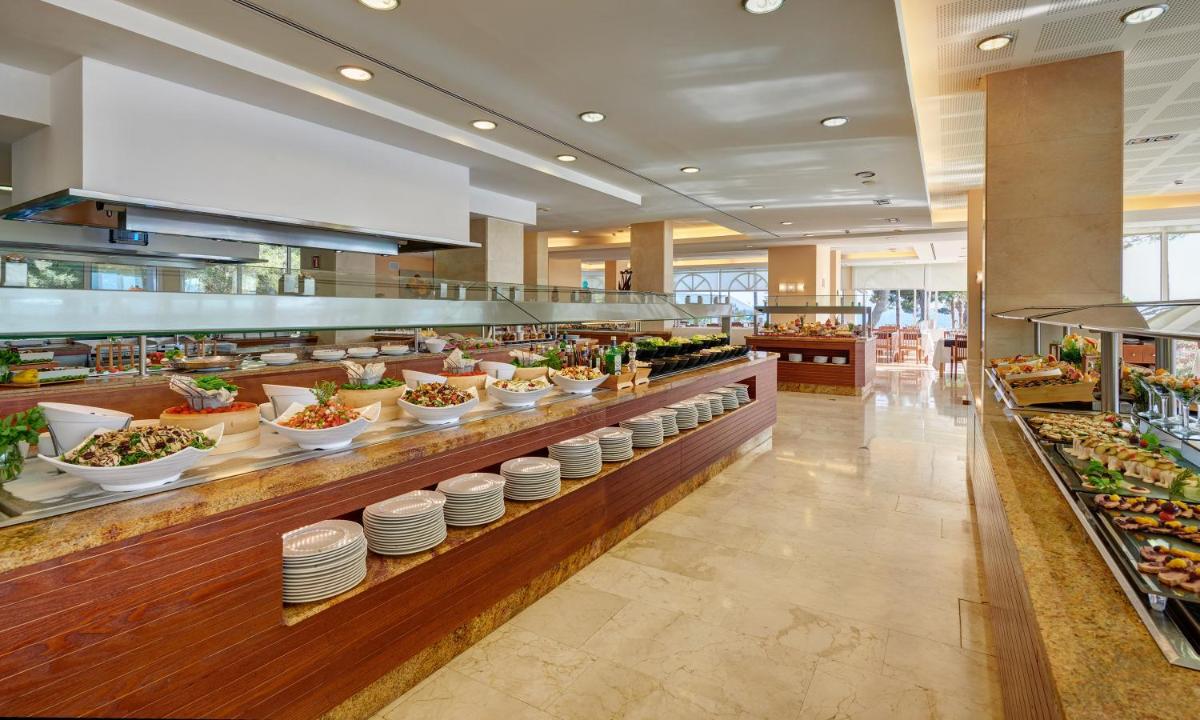 Comida en o cerca de este hotel