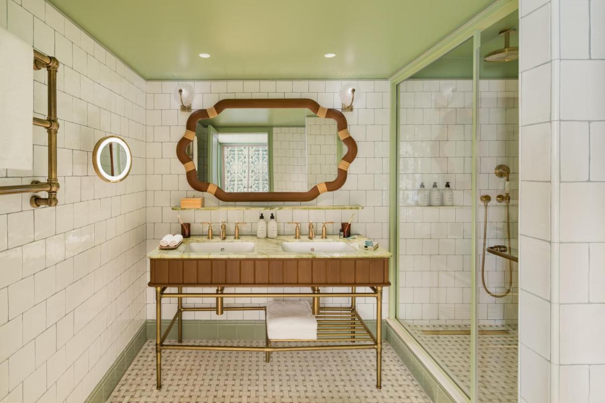 une salle de bain avec un lavabo et un miroir dans l'établissement La Fantaisie, à Paris
