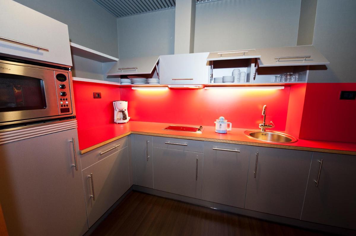 Una cocina o zona de cocina en Gran Hotel Lakua