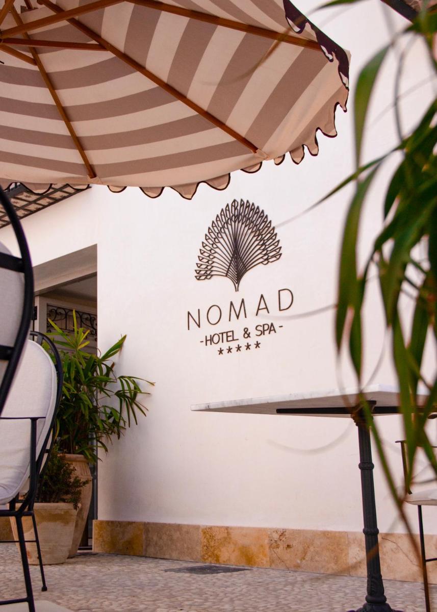 Certificado, premio, señal o documento que está expuesto en Nomad Hotel & Spa Altea