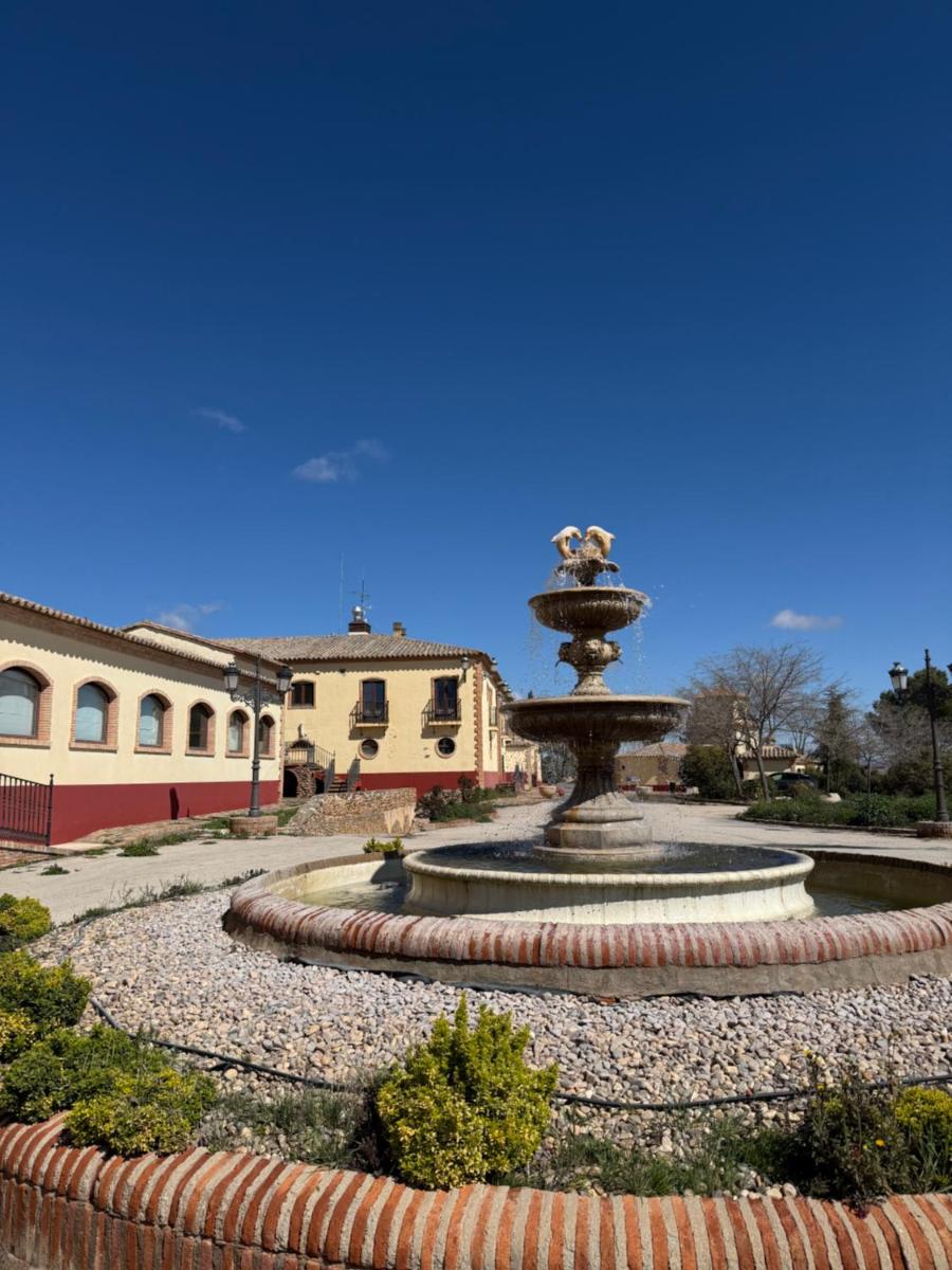 una fuente en medio de un patio en Balneario Cervantes, en Santa Cruz de Mudela