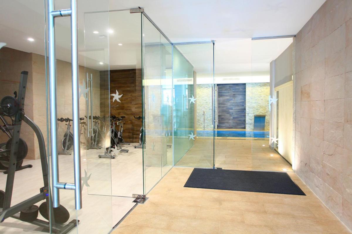 Gimnasio o instalaciones de fitness de Iberostar Waves Cala Millor - Adults Only