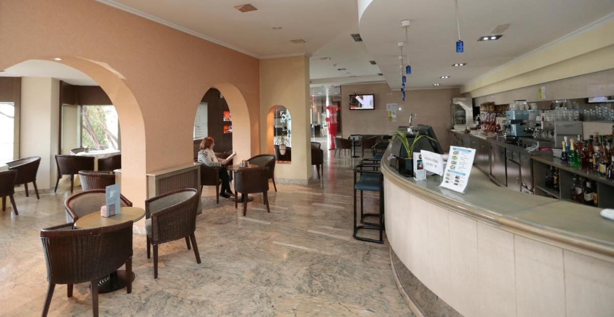 El salón o zona de bar de Hotel Spa Congreso